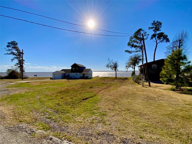 796 W Cattle Dr, Onalaska, TX 77360