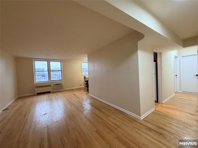 2160 Center Avenue 4R, Fort Lee, NJ 07024