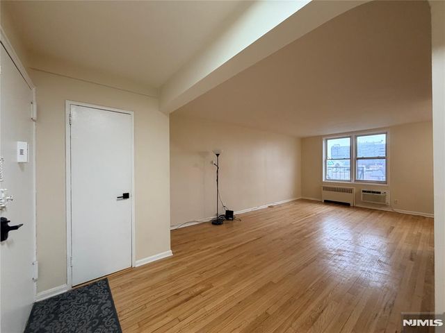 2160 Center Avenue 4R, Fort Lee, NJ 07024