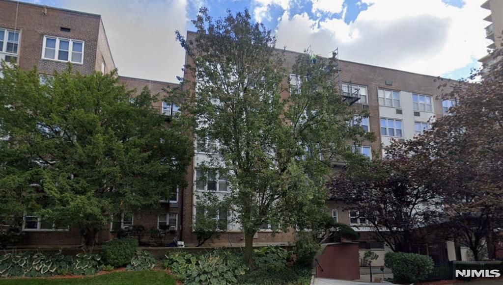 2160 Center Avenue 4R, Fort Lee, NJ 07024