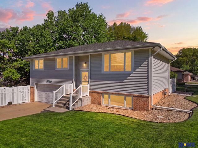 6760 Newton Street, Lincoln, NE 68506