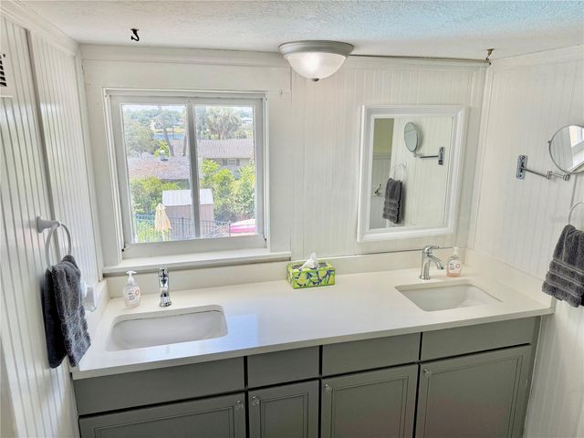 708 E LEMON AVENUE, Eustis, FL 32726