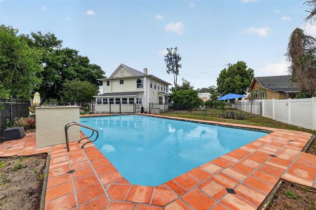 708 E LEMON AVENUE, Eustis, FL 32726