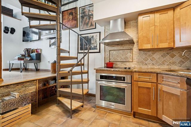 54-60 Mcwhorter 108, Newark, NJ 07105