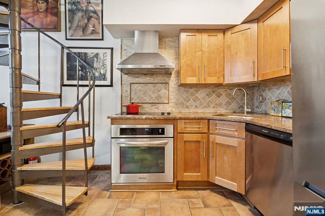 54-60 Mcwhorter 108, Newark, NJ 07105