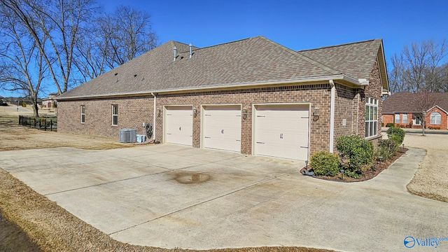 18795 S Haven Circle S, Athens, AL 35613