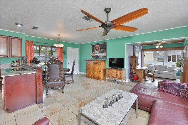 6907 9TH AVENUE NW, Bradenton, FL 34209