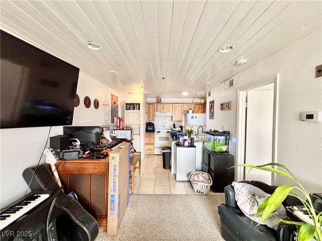 1381 East University Avenue 102, Las Vegas, NV 89119