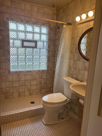 956 Circle DRIVE, Manitowoc, WI 54220