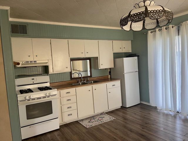 956 Circle DRIVE, Manitowoc, WI 54220