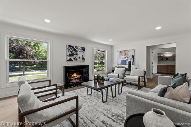 154 S Cranbrook Cross Road, Bloomfield Hills, MI 48301