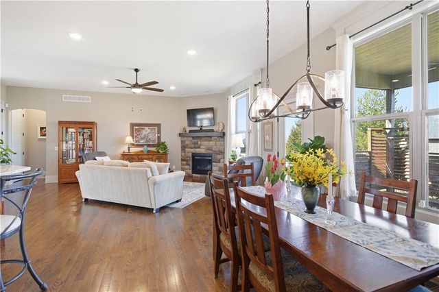 17710 Mission Ridge Drive, Smithville, MO 64089