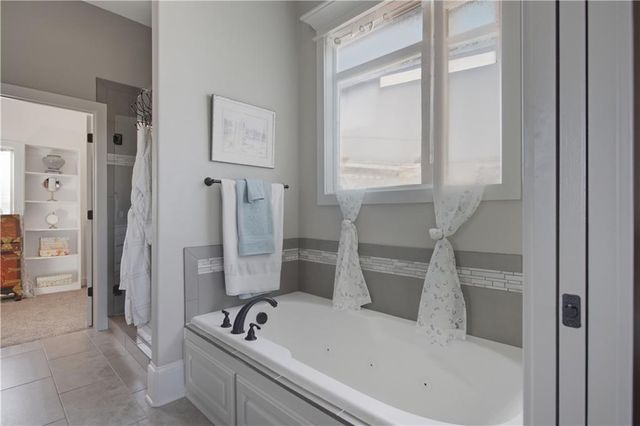 17710 Mission Ridge Drive, Smithville, MO 64089