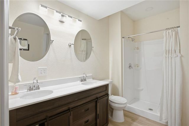 17710 Mission Ridge Drive, Smithville, MO 64089