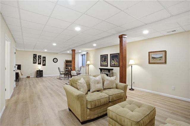 17710 Mission Ridge Drive, Smithville, MO 64089