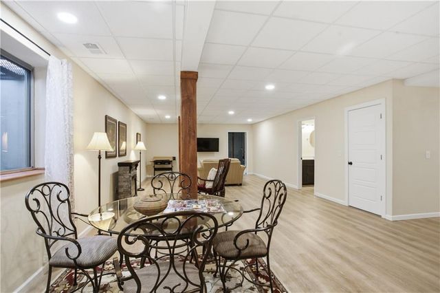 17710 Mission Ridge Drive, Smithville, MO 64089