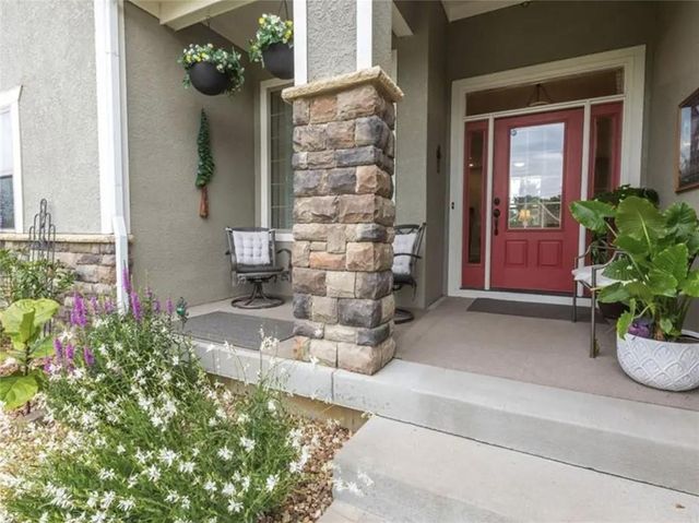 17710 Mission Ridge Drive, Smithville, MO 64089