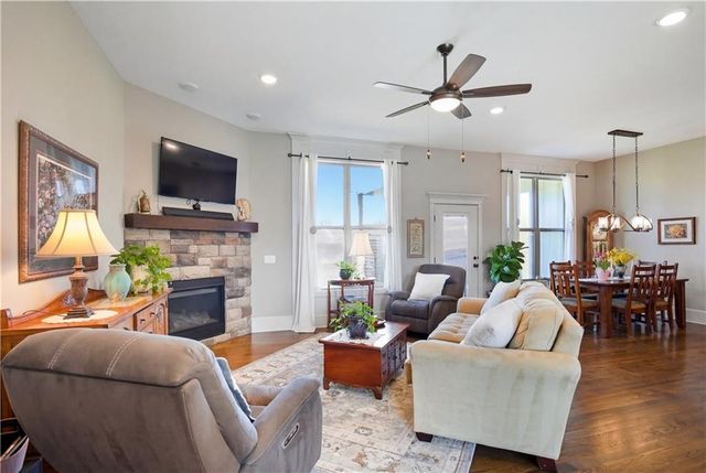 17710 Mission Ridge Drive, Smithville, MO 64089