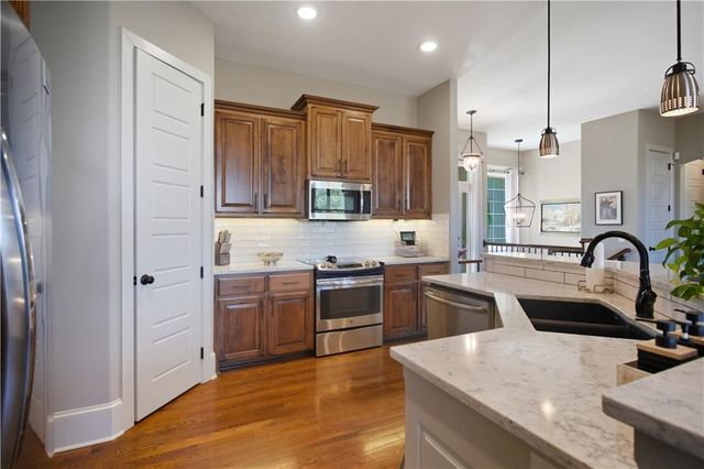 17710 Mission Ridge Drive, Smithville, MO 64089