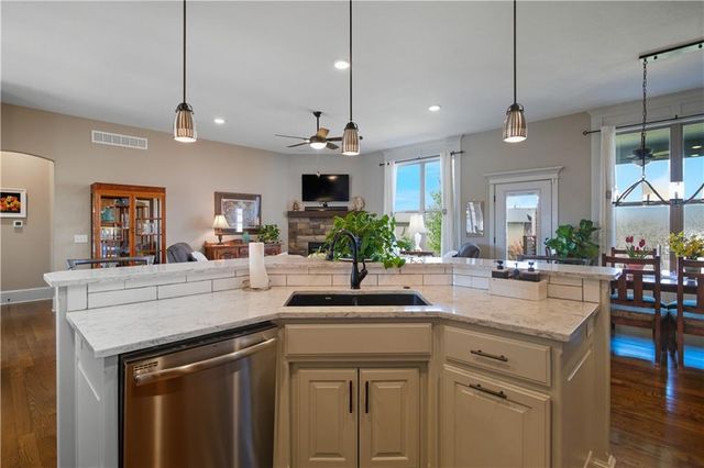 17710 Mission Ridge Drive, Smithville, MO 64089