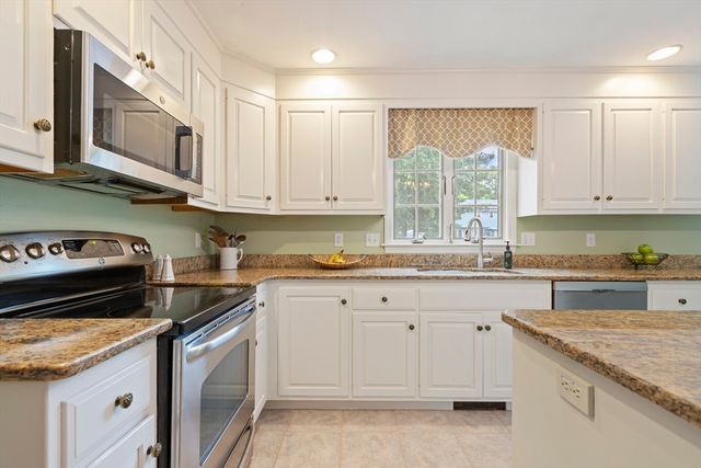 15 Little Tree Rd, Medway, MA 02053