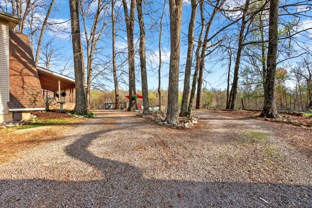 1874 Palmyra Rd, Palmyra, TN 37142