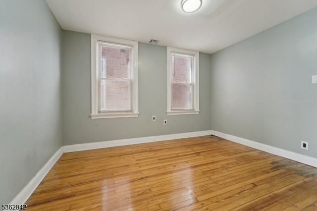 92 Warner Ave, Jersey City, NJ 07305