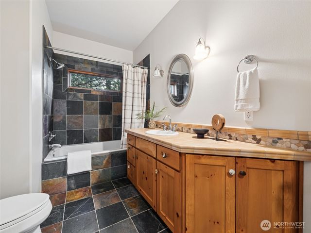 15926 Maplewild Avenue SW, Seattle, WA 98166