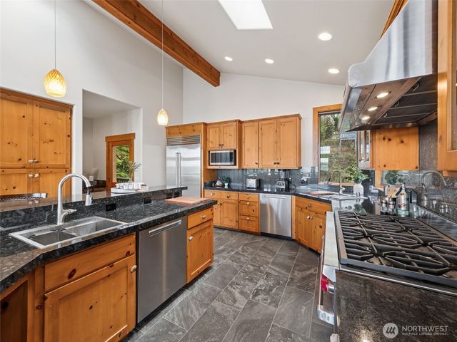 15926 Maplewild Avenue SW, Seattle, WA 98166