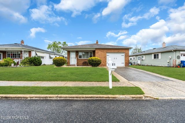 21 Maracaibo Place, Toms River, NJ 08757