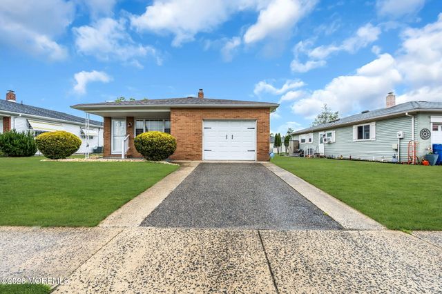 21 Maracaibo Place, Toms River, NJ 08757