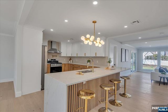 6 Clinton Place, Woodcliff Lake, NJ 07677
