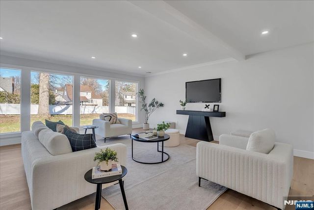 6 Clinton Place, Woodcliff Lake, NJ 07677