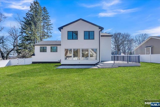 6 Clinton Place, Woodcliff Lake, NJ 07677