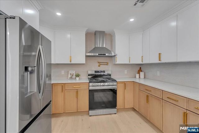 6 Clinton Place, Woodcliff Lake, NJ 07677