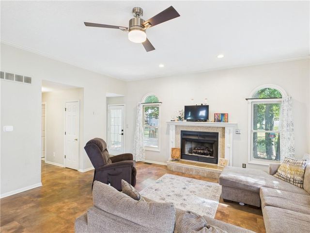 1505 Hunters Circle, Sedalia, MO 65301