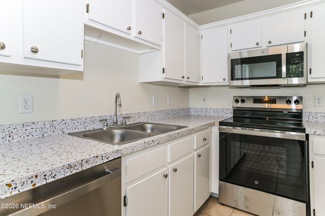1701 THE GREENS Way 332, Jacksonville Beach, FL 32250