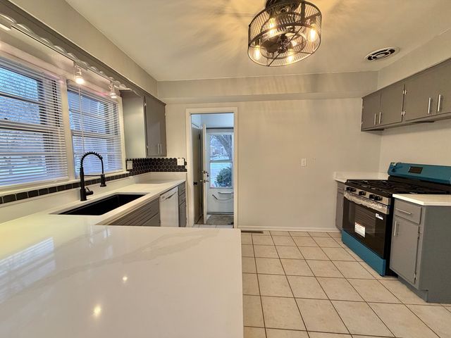 2703 18th Avenue, Rockford, IL 61108