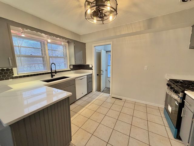 2703 18th Avenue, Rockford, IL 61108