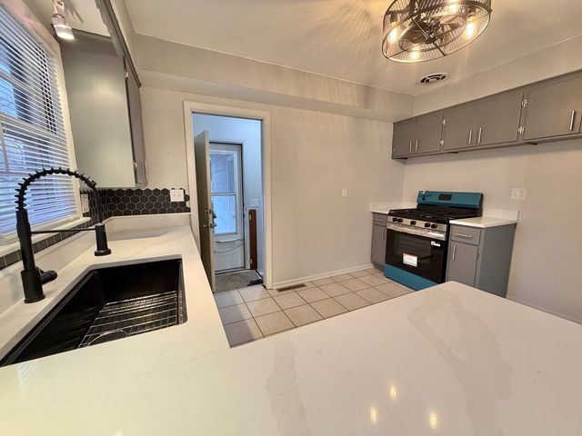 2703 18th Avenue, Rockford, IL 61108