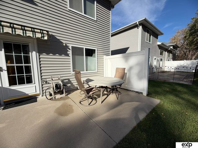 230 S 77th Place, Lincoln, NE 68510