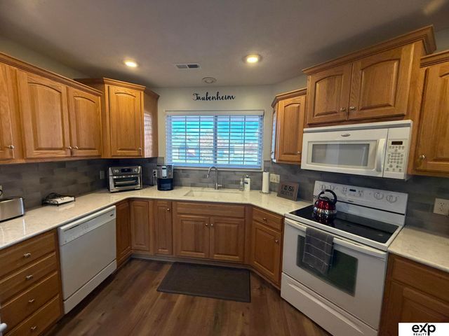 230 S 77th Place, Lincoln, NE 68510