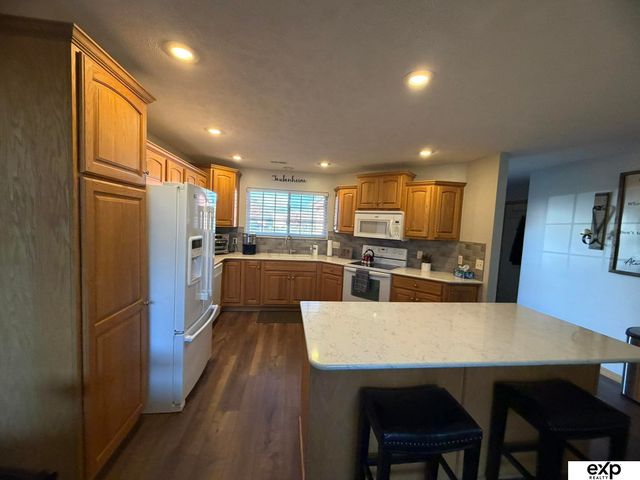 230 S 77th Place, Lincoln, NE 68510