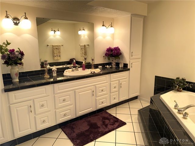 201 Sagebrush Drive, Clayton, OH 45315