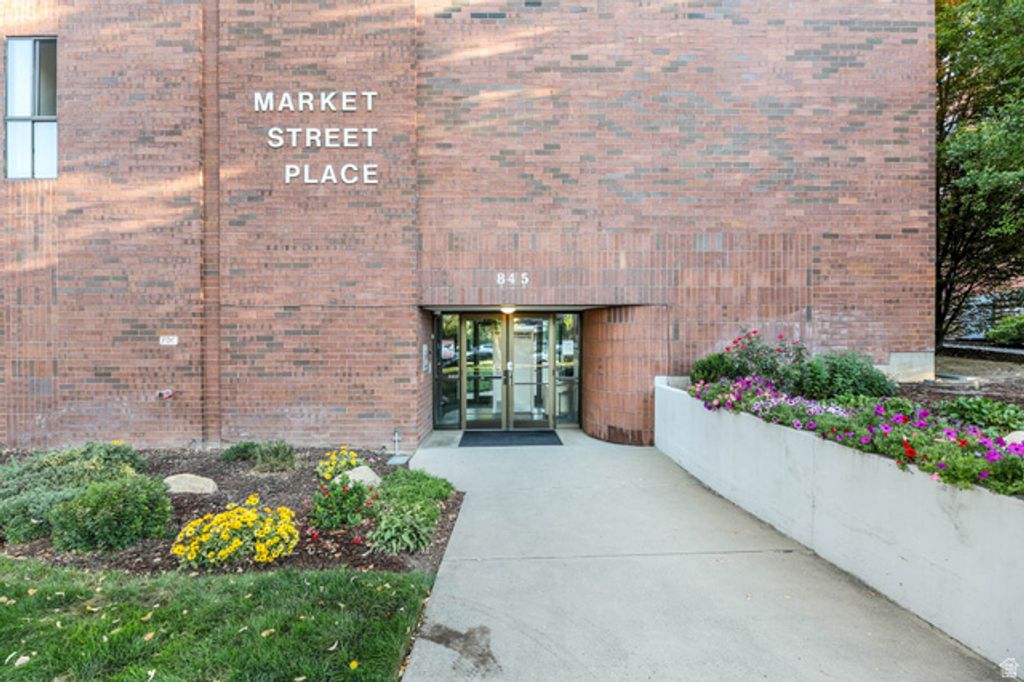 Image 2 of property listing at 845 E 100 S #201, Salt Lake City, UT 84102