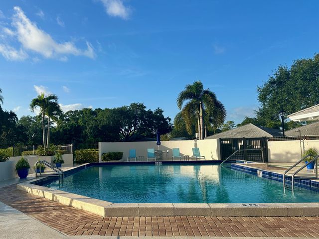 402 Club Drive, Palm Beach Gardens, FL 33418