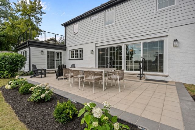 1288 Sunview Lane, Winnetka, IL 60093