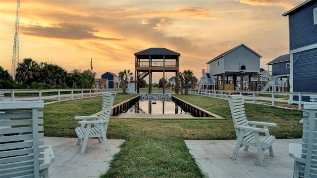 1036 Sunset Circle W, Crystal Beach, TX 77650