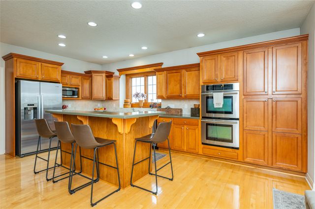 6515 Fullerton Court, Johnston, IA 50131