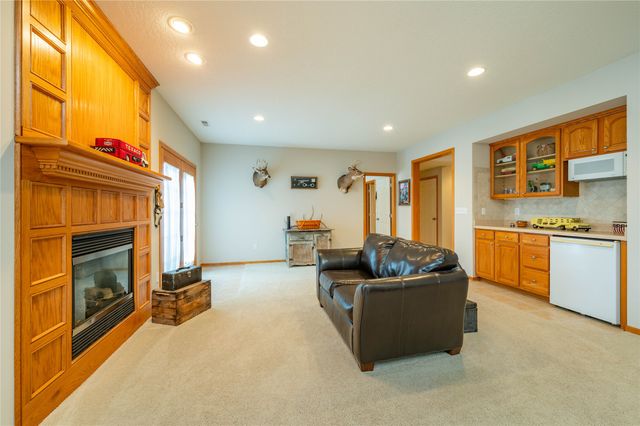 6515 Fullerton Court, Johnston, IA 50131